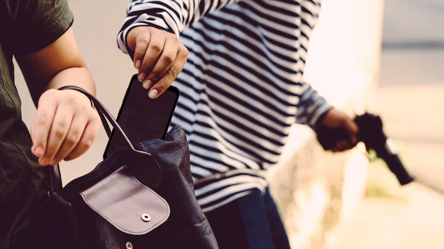 Imagen principal del artículo: Antes de asegurar tu smartphone, debes entender la diferencia entre hurto y robo | JLA Asociados Seguros