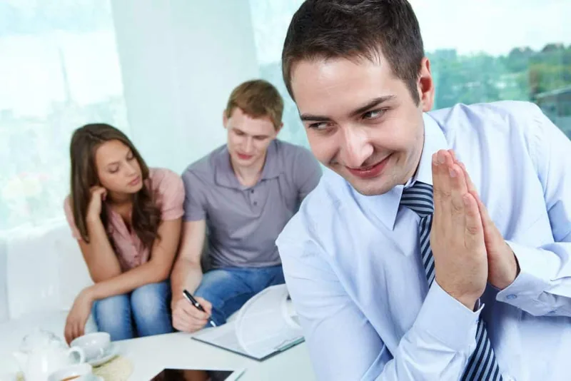 Cómo muchos bancos te «colocan» seguros que ni siquiera necesitas y con condiciones abusivas - JLA Asociados