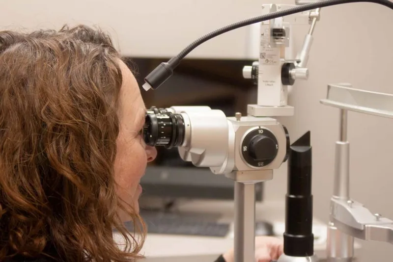 ¿El seguro médico cubre operaciones de ojos y de miopía?