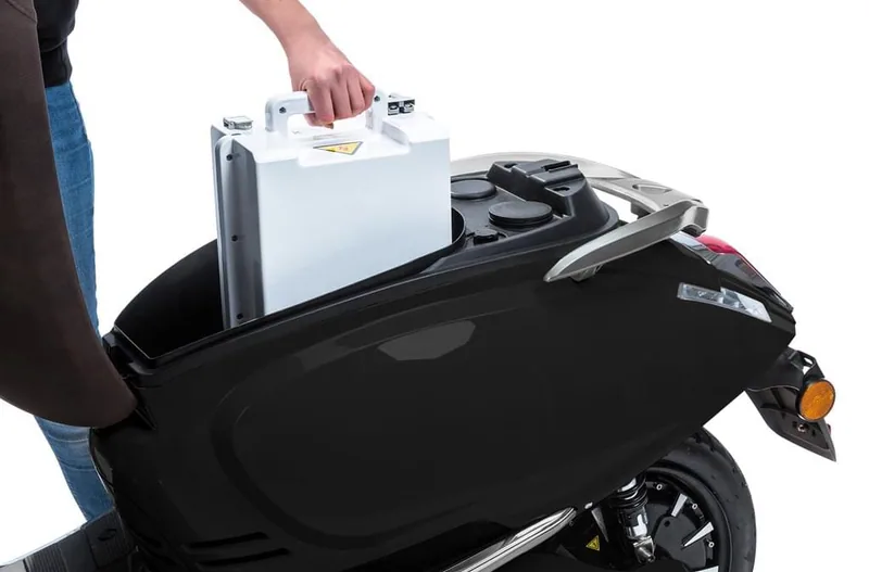 ¿Qué debes tener en cuenta a la hora de contratar un seguro para moto eléctrica? - JLA Asociados