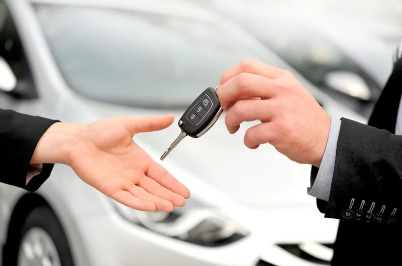 ¿Cómo y cuándo puedo solicitar el coche de sustitución a través de mi seguro?