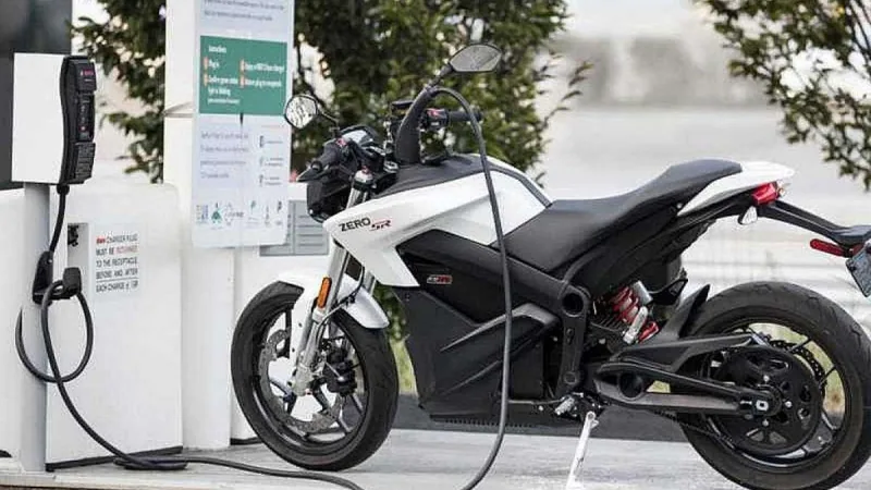 ¿Qué debes tener en cuenta a la hora de contratar un seguro para moto eléctrica? - JLA Asociados
