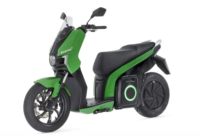 ¿Qué debes tener en cuenta a la hora de contratar un seguro para moto eléctrica? - JLA Asociados