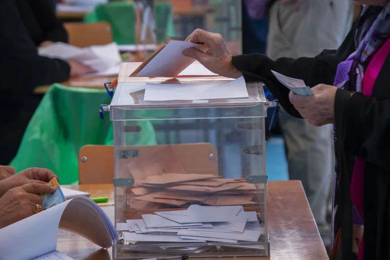 Seguros de viaje: ¿y si me toca estar en la mesa electoral con mis vacaciones ya reservadas?