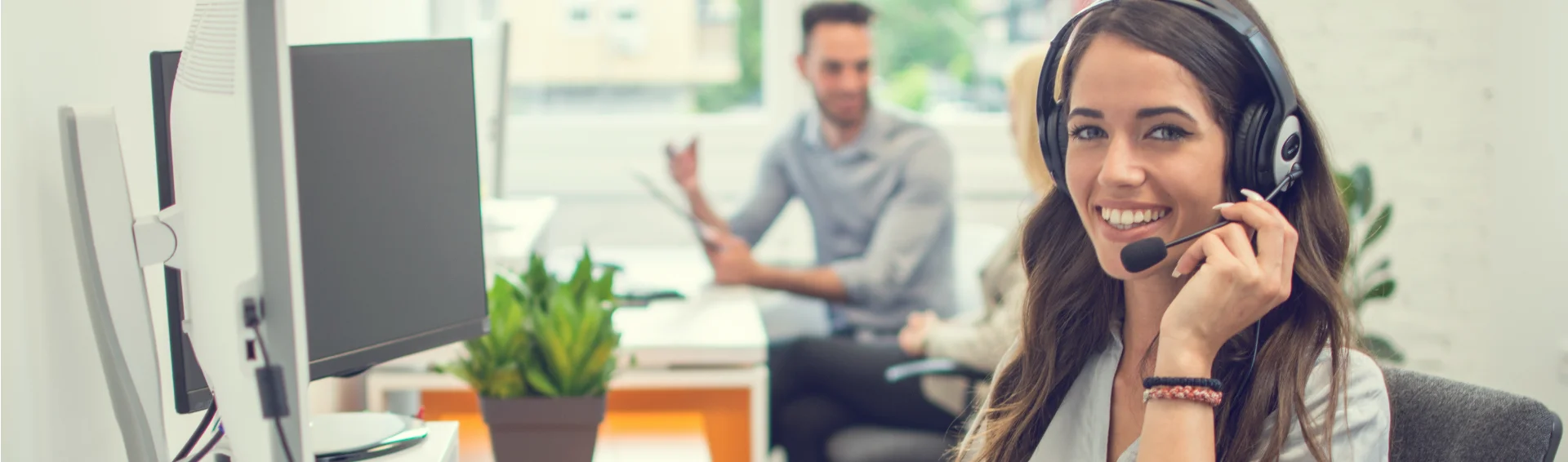 Persona llamando a servicio de asistencia del seguro desde su teléfono móvil