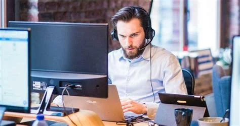 Técnico informático conectándose remotamente para ayudar con problemas del ordenador