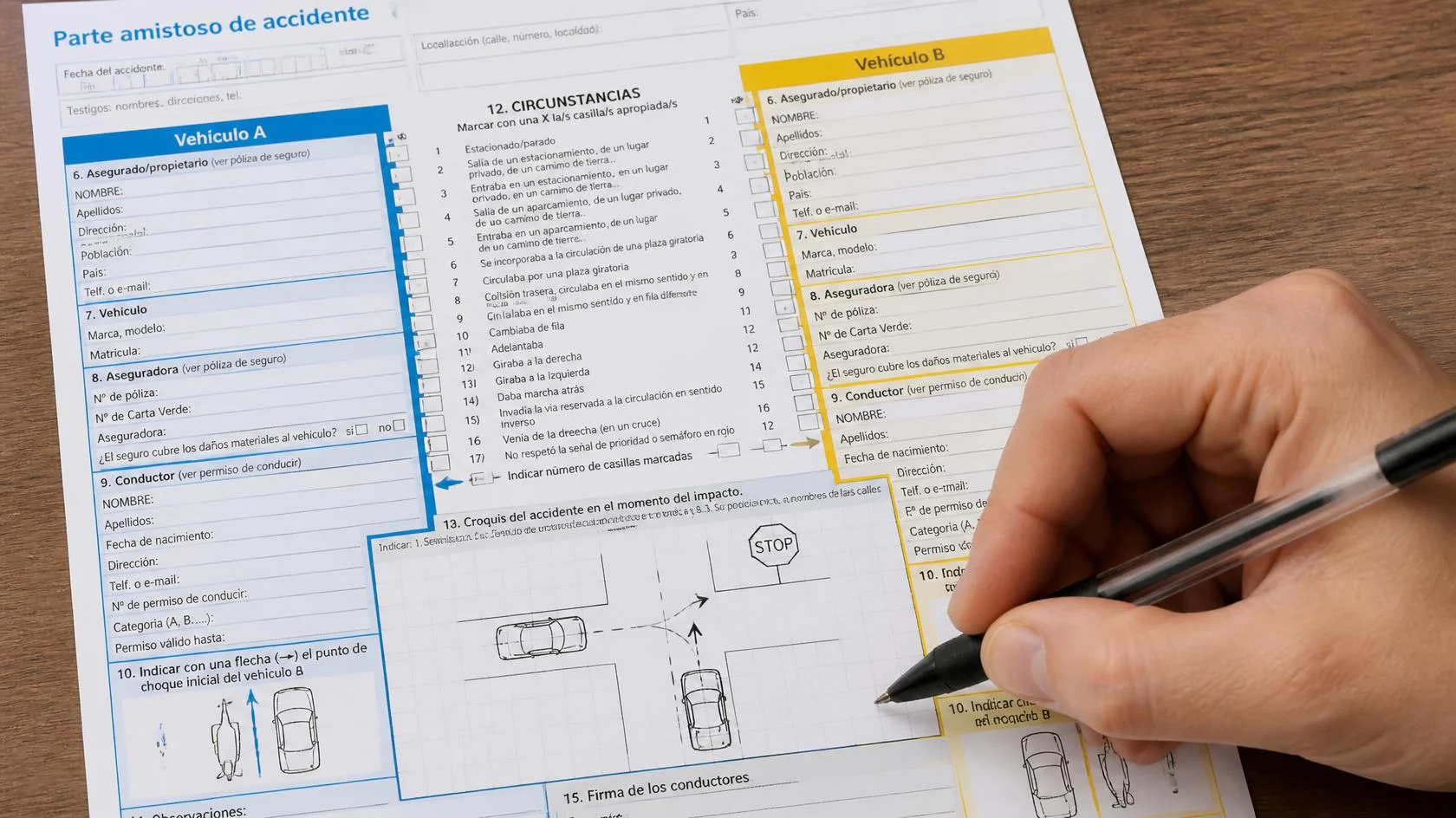 Mano dibujando el croquis del accidente con flechas y la posición de los dos vehículos en el parte