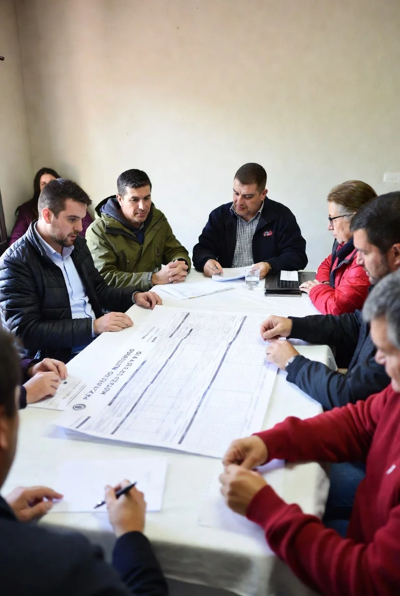 Reunión de propietarios revisando la póliza de seguro multirriesgo de su comunidad de vecinos