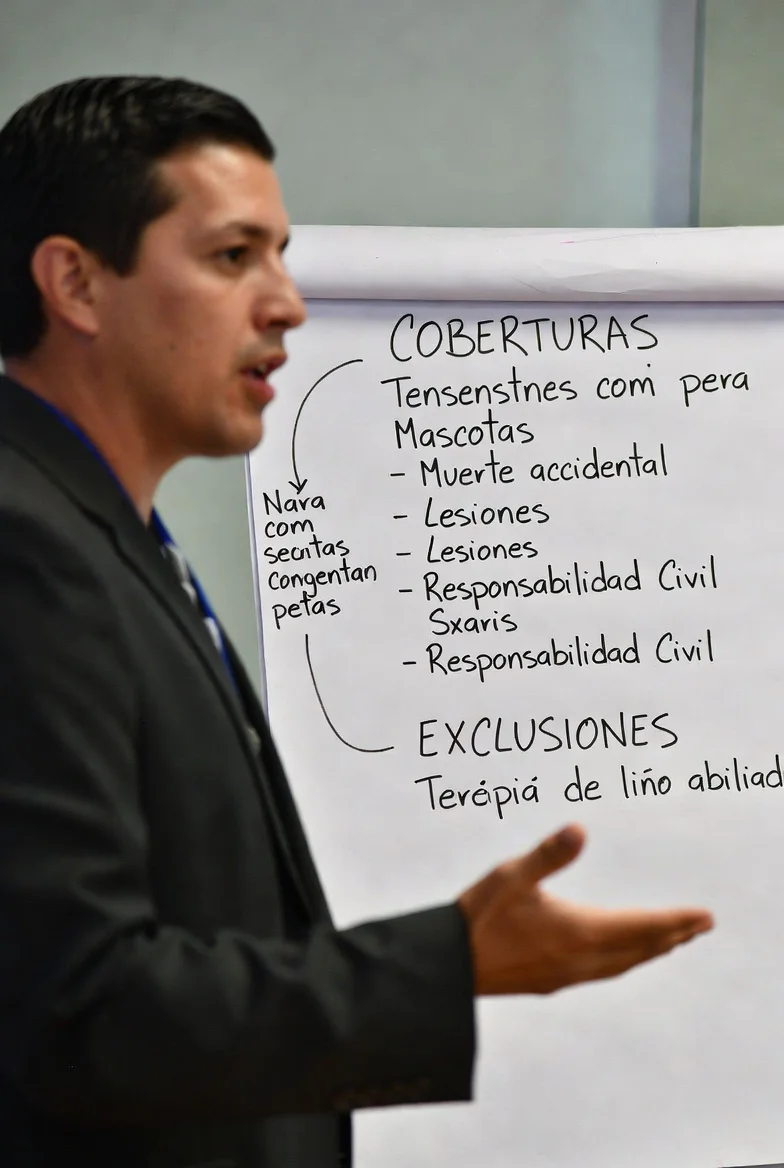 Asesor de JLA Asociados explicando las coberturas del seguro de hogar para inquilinos con mascotas