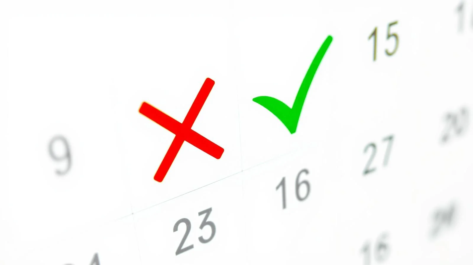 Calendario marcando días de baja laboral con cruz roja y días productivos en verde